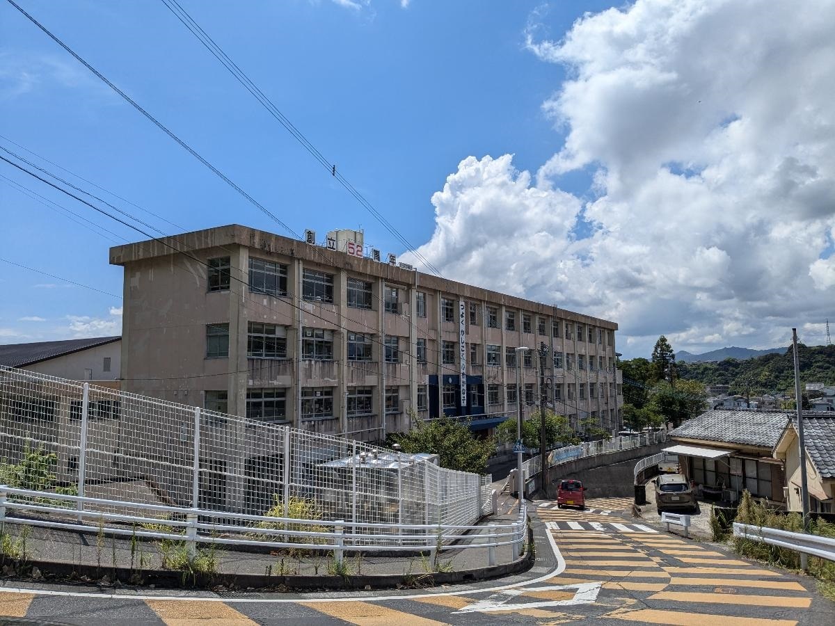 鹿児島市立広木小学校まで約900m（徒歩12分）　市内中心部に位置する学校です。「つよく　かしこく　心豊かな子」を校訓に、一人一人の児童が輝く、活気と笑顔があふれる学校を目指しています。