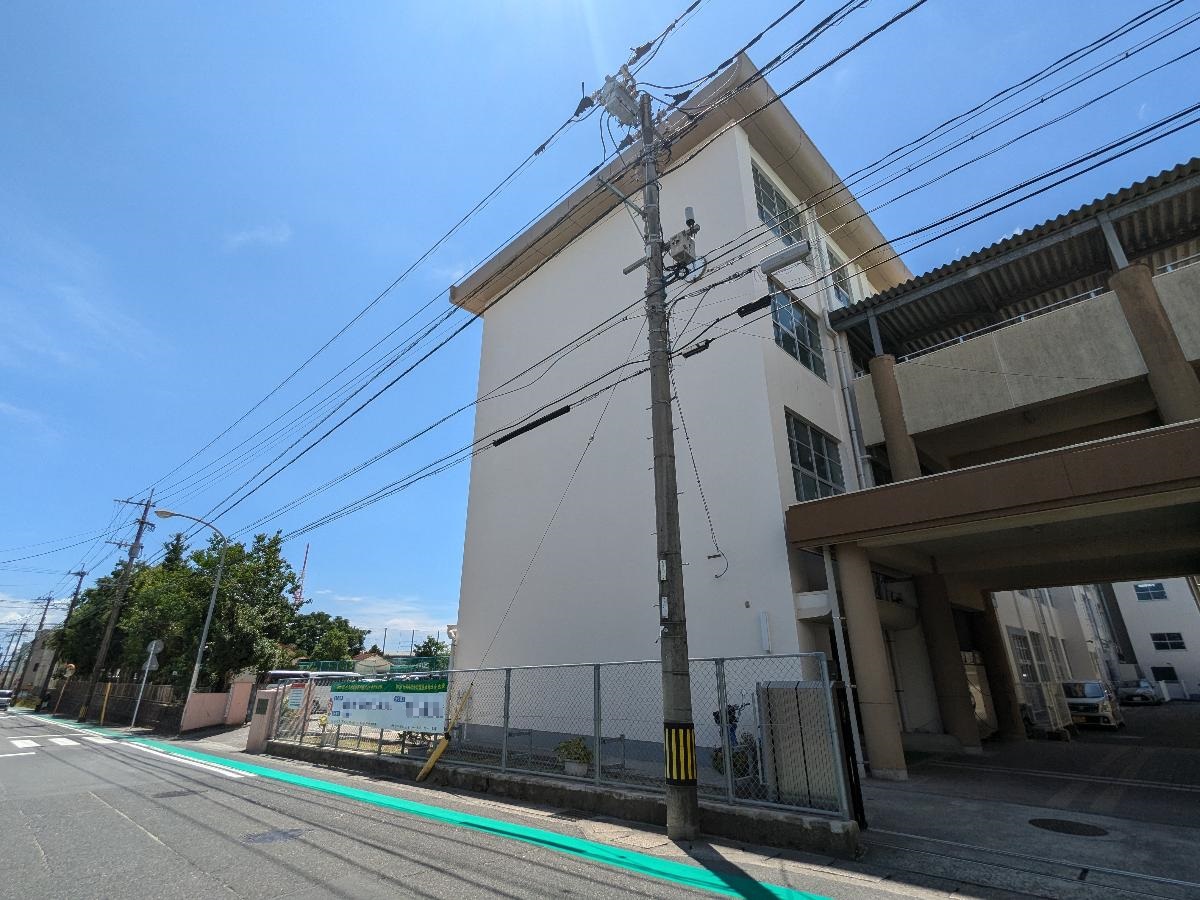 鹿児島市立紫原中学校まで約1.7km（徒歩22分）　閑静な住宅街に位置する学校です。『志高く、自ら学び考え行動する、心豊かでたくましい生徒の育成　～人権尊重の精神を基盤に、地域ぐるみで自己肯定感・自己有用感の育成、そして仲間づくり～』を目標として教育に取り組んでいます。