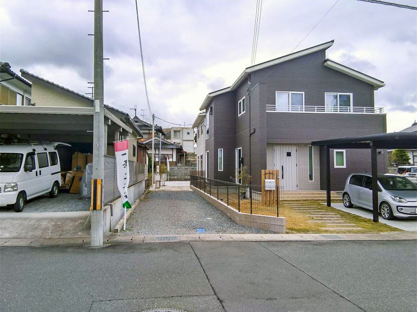 福知山緑ヶ丘分譲地 モデルハウス 旗竿地のため通路部分をお子様の遊び場にもできます！　