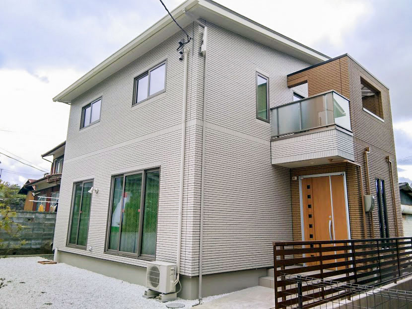 福知山緑ヶ丘分譲地 モデルハウス 光触媒タイルなので、外壁メンテナンス費用が抑えられます　