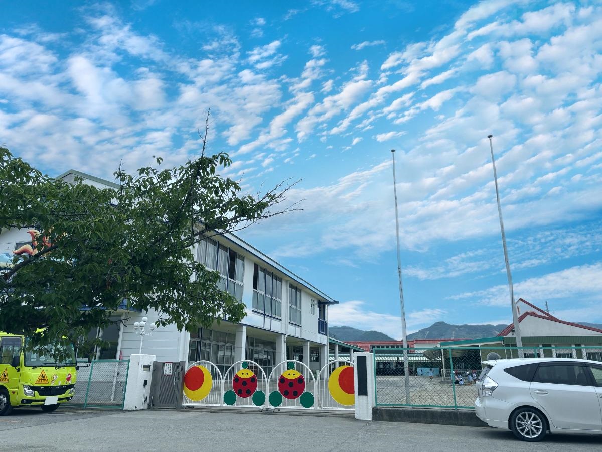 和歌山中央幼稚園まで約1.1km（徒歩14分）　実際にやってみることを重視し、機会を見つけてさまざまな体験ができる幼稚園で、送迎もしやすいエリアです！