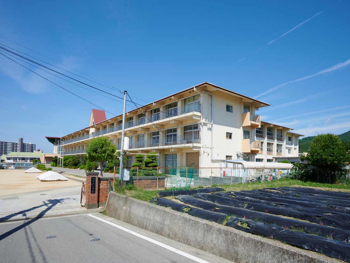 岩出市立山崎北小学校まで約1.2km（徒歩15分）　広い運動場や豊かな自然に囲まれた環境で、児童がのびのびと活動できる小学校です！