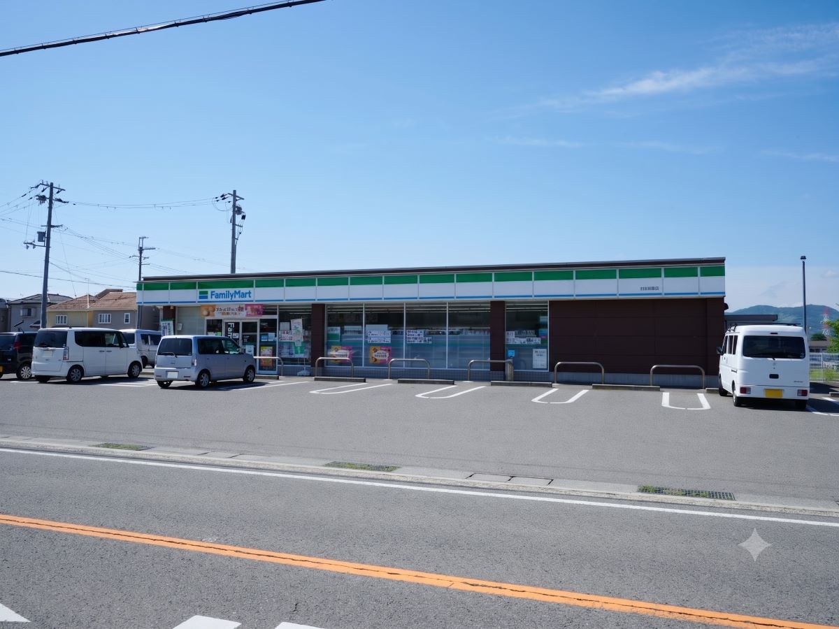 ファミリーマート岩出曽屋店まで約800m（徒歩10分）　深夜の急なお買い物にもすぐ対応できます！日々の生活のすぐそばにあると、安心感が違いますよね。【営業時間】24時間営業