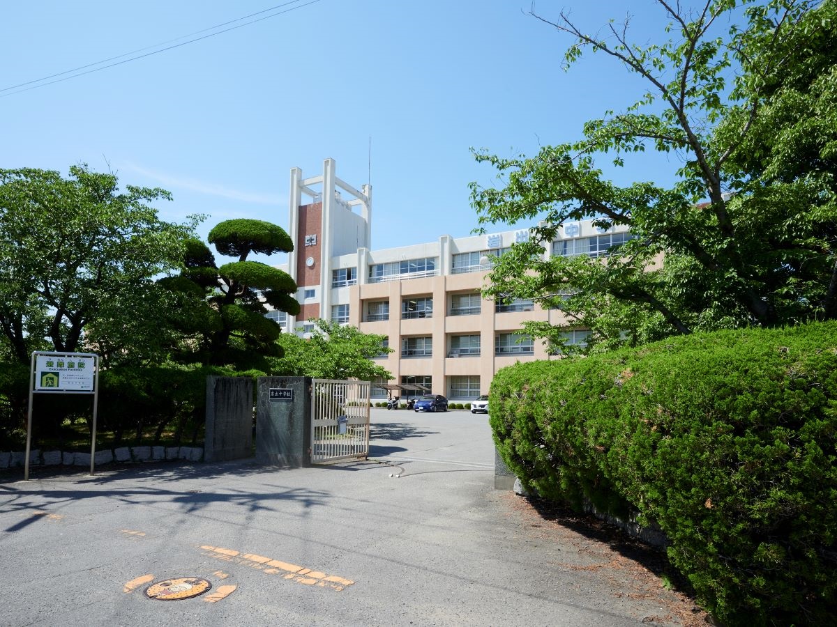 岩出市立岩出中学校まで約2.5km（徒歩32分）　「自ら学ぶ、心豊かでたくましい生徒の育成」を学校教育目標に掲げている学校。自転車で約10分と通学しやすいエリアです！