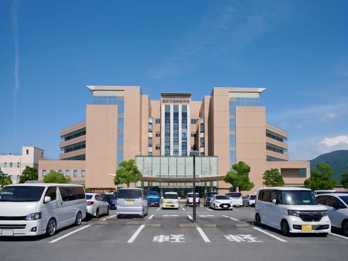 公立那賀病院まで約7.5km（車で約16分）　地域密着型の高度医療と温かな看護を提供する総合病院です。【受付時間】(平日)8:00～11:00　※診療科によって受付時間が異なります。詳細は公式HPの外来診療日程をご覧ください。