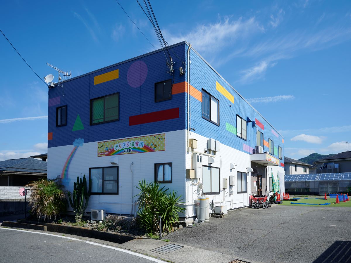 きらきら保育園 岩出園まで約1.5km（徒歩19分）　看護師スタッフ常駐で「体調不良型病児保育室」を完備しています。また、英語遊びやリトミックを取り入れおり、楽しみながら様々なことが学べる保育園です！【開園時間】(月～土)7:00～20:00