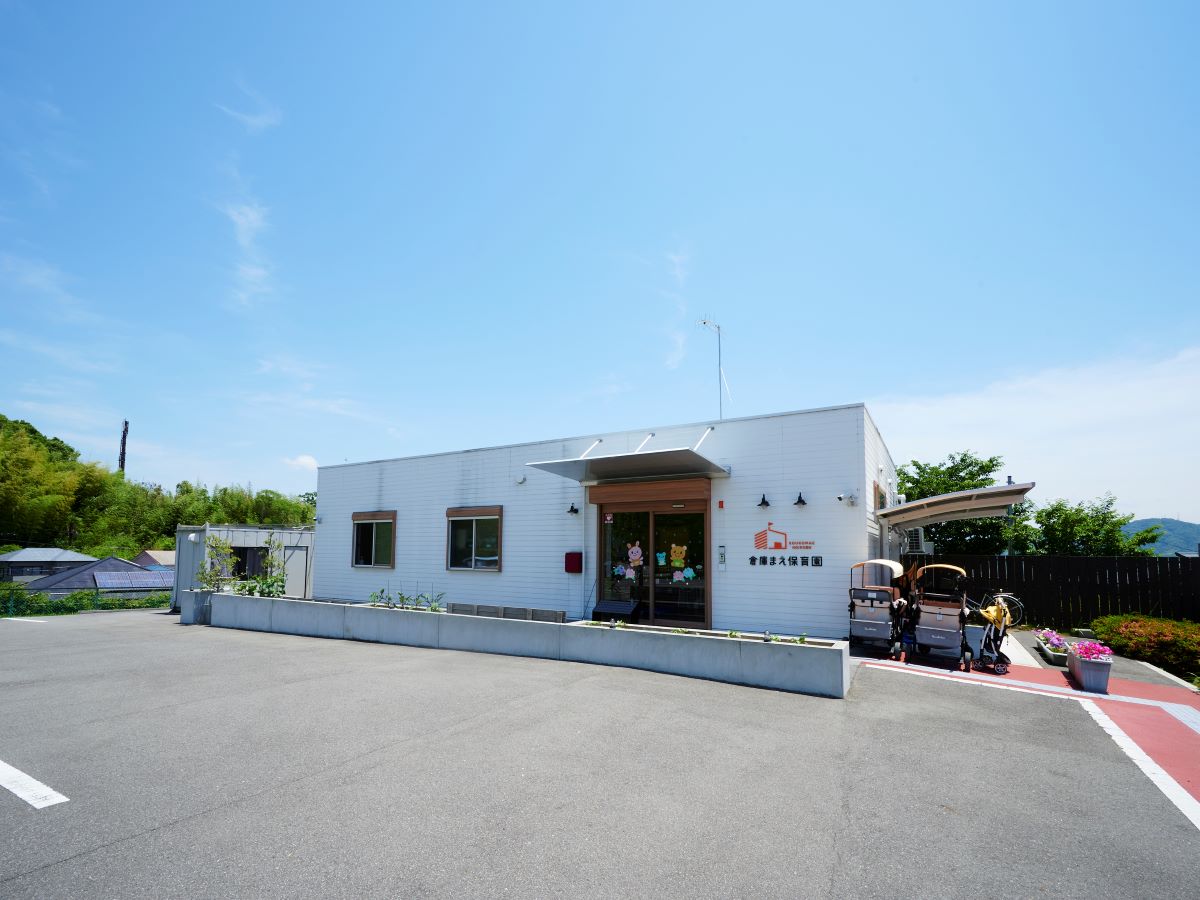 岩出倉庫まえ保育園まで約950m（徒歩12分）　プロの講師による英語教育やアレルギー対応の給食など、行き届いた環境と家庭的で温かい保育が特徴の保育園です！【開園時間】(平日)8:00～19:00／(延長保育)7:30～8:00・19:00～20:00