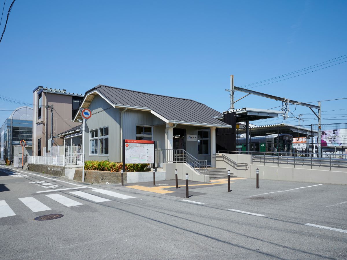 JR 岩出駅まで約4km（車で約10分）　JR和歌山線の駅です。和歌山市中心部や和歌山大学・奈良方面などへのアクセスでき、通勤・通学に便利です！