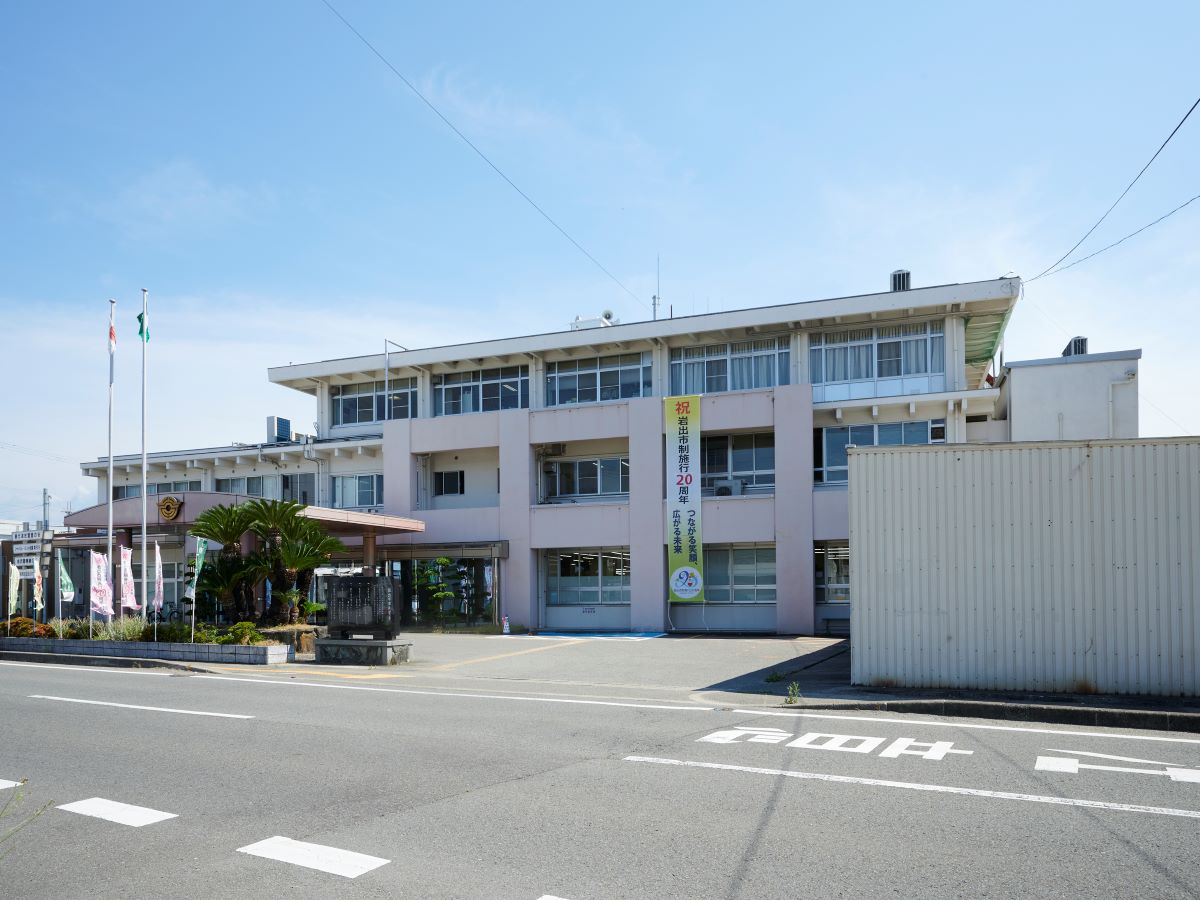 岩出市役所まで約3.3km（車で約8分）　車で約10分圏内！巡回バスも通っており、アクセスしやすいです！