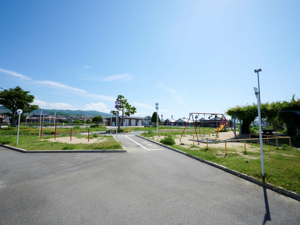 岩出交通公園まで約1km（徒歩13分）　遊具や広大な芝生も広がる公園。遊びながら交通ルールが身につき、お子様の自転車の練習にも最適です。