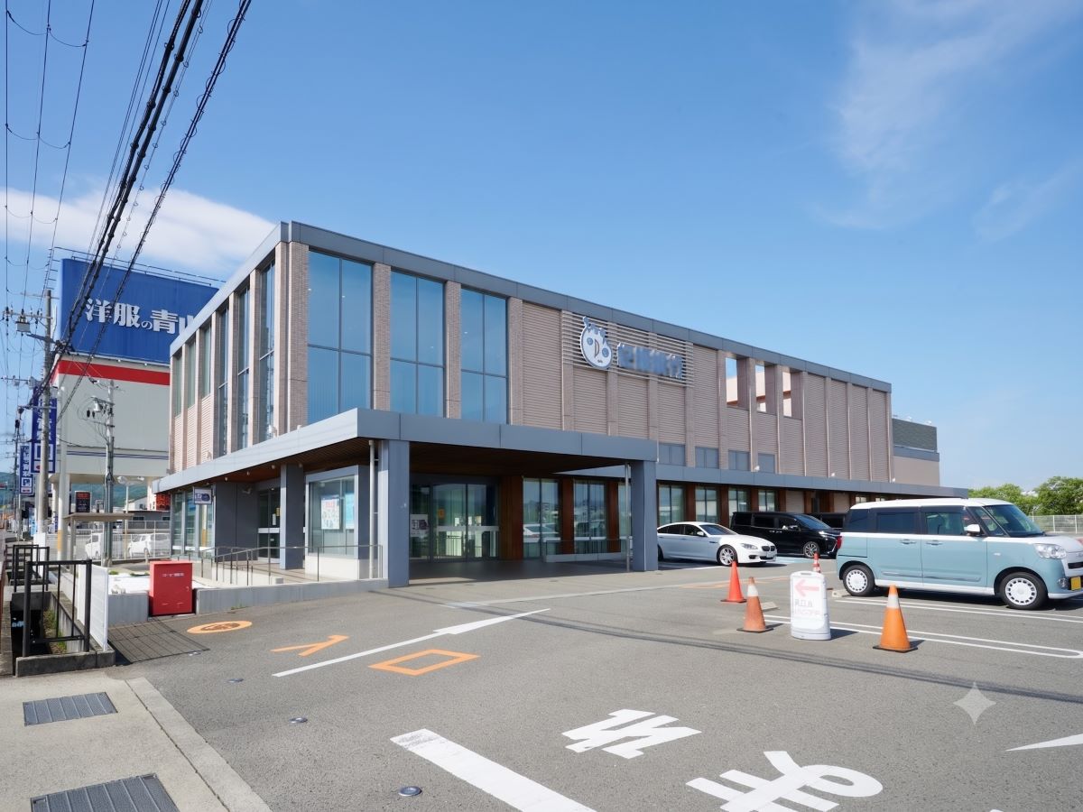 紀陽銀行 岩出支店まで約3.1km（車で約8分）　ATM営業時間は7:00～21:00。各種手続き、出入金もスムーズ。急なお買い物の際ATMも使用もできて便利です。