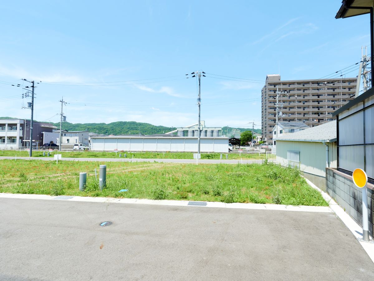 区画6：145.63㎡（44.05坪）お買い物しやすく、子育て世代に嬉しいのどかな環境です。　