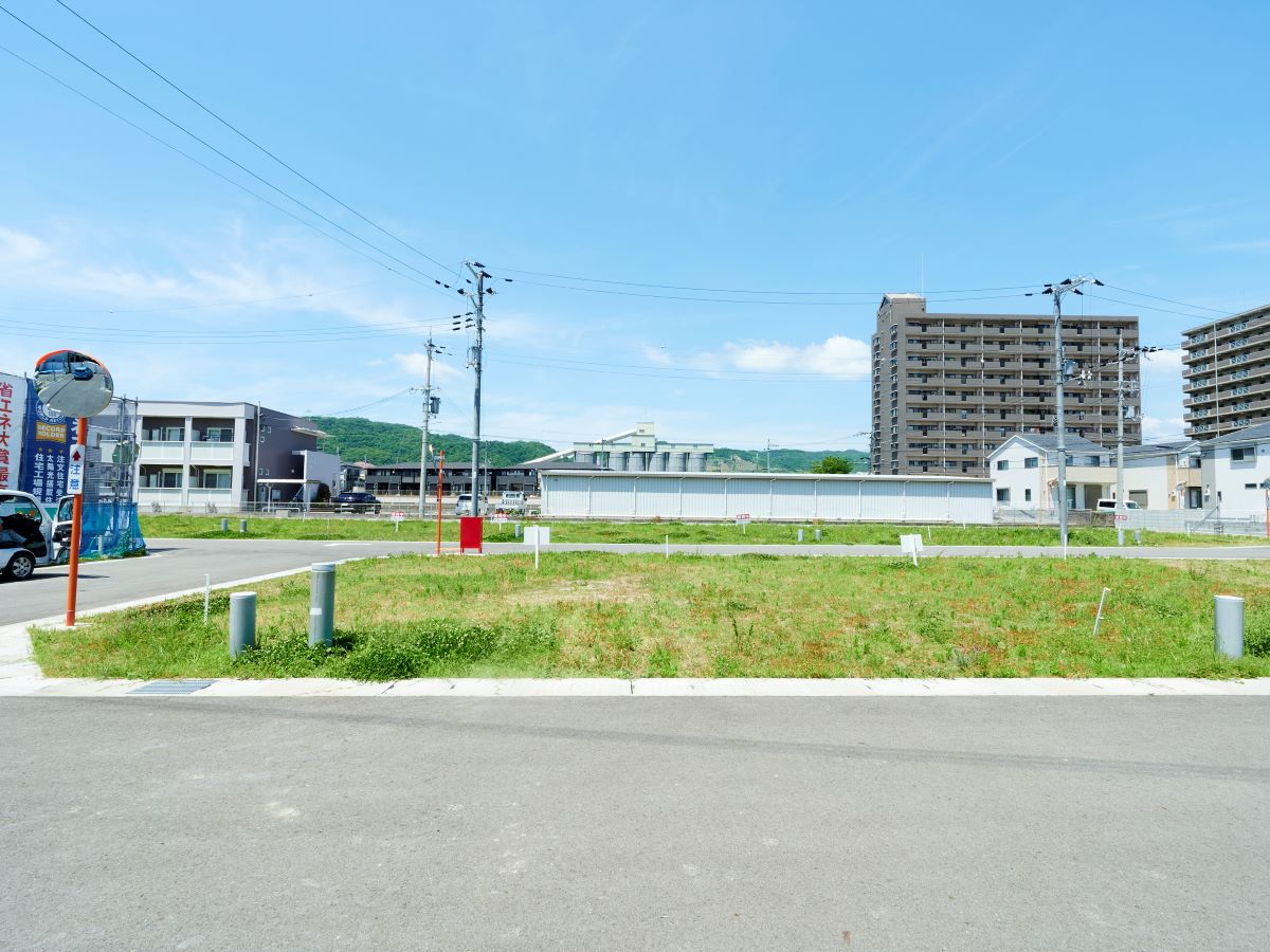 区画8：145.63㎡（44.05坪）角地や両面道路の区画も！光と風が抜ける明るいキャンバス。　