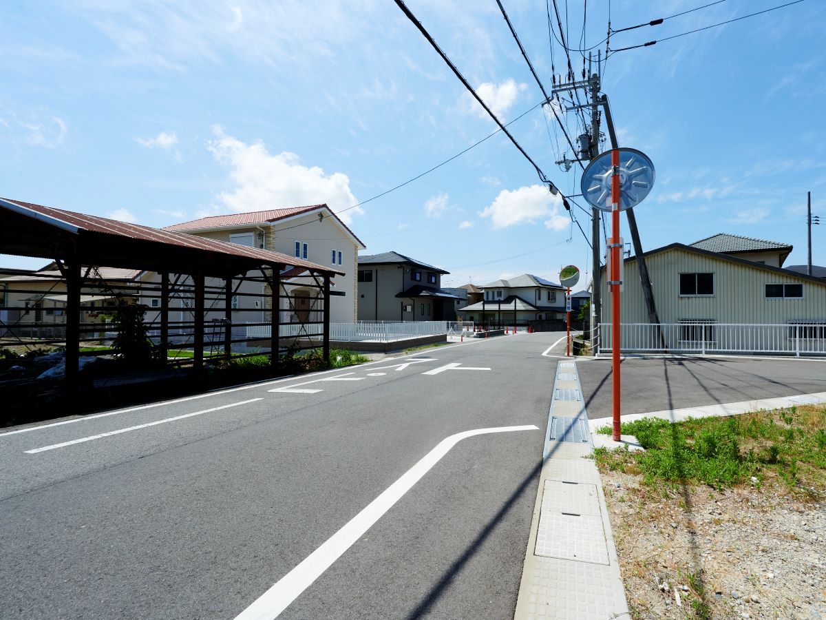 区画1の東側道路。前面道路は約6m。運転が少し苦手でもゆったり駐車できます。　