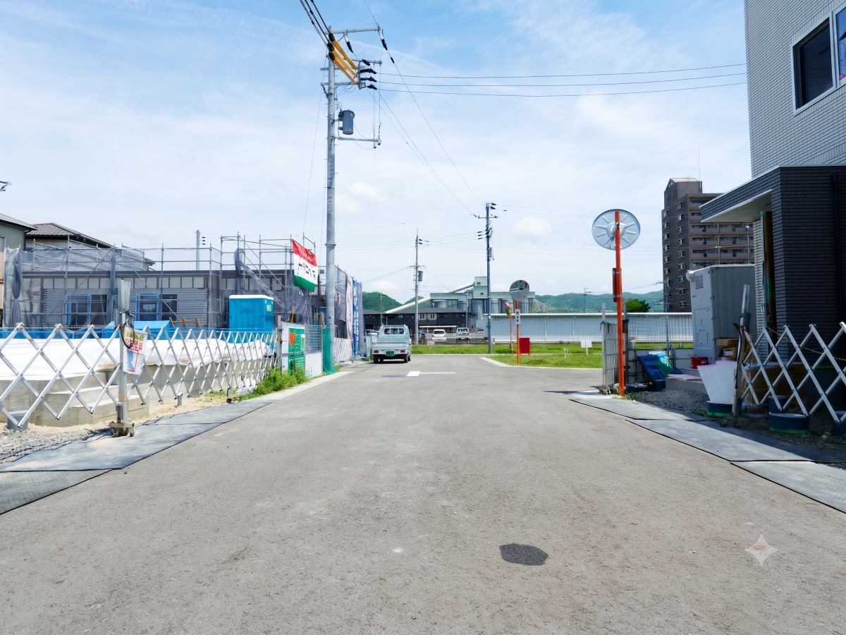 区画8西側道路。分譲地内は車通りが落ち着いているので、お子様とお散歩に出かけるのも良いですね！　