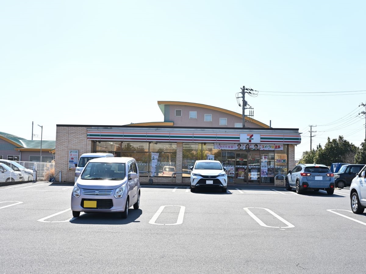 セブン-イレブン 旭鎌数工業団地入口店まで約1.1km（徒歩14分）　惣菜や冷凍食品も売っていて急なお買い物に便利です。お忙しい中での奥様の時短に一役買ってくれそうです。
