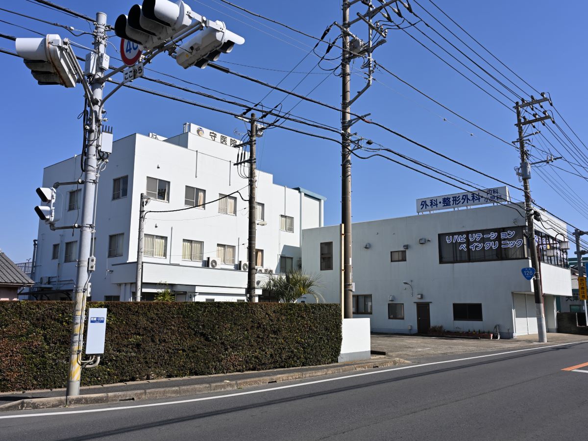 守医院まで約2.2km（車で約5分）　外科、整形外科、内科、小児科など広く対応しているため家族そろって通えます。土曜日の午前も診療しているため、平日の忙しい方も通いやすい医院です。