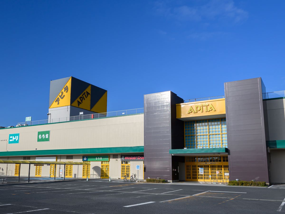 アピタ伊賀上野店まで約1.4km（車で約5分）　専門店街、スーパーもあり、フードコートも充実していて、家族でのお買い物に最適です。一日中楽しめます！