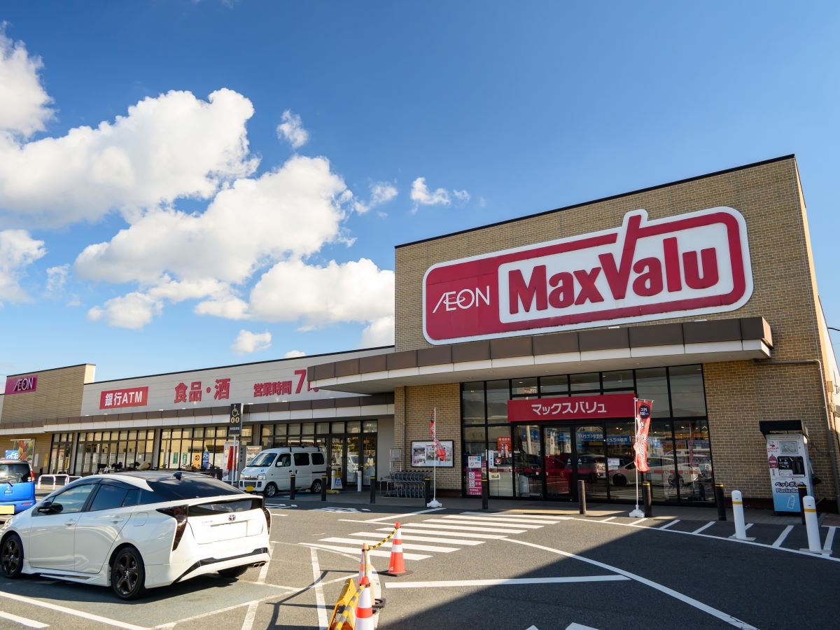 マッックスバリュ上野小田店まで約1.8km（車で約6分）　駐車場がとても広く駐めやすいお店です。隣には100円ショップ、ドラッグストア、花屋さん、道を挟んでホームセンターもあります♪