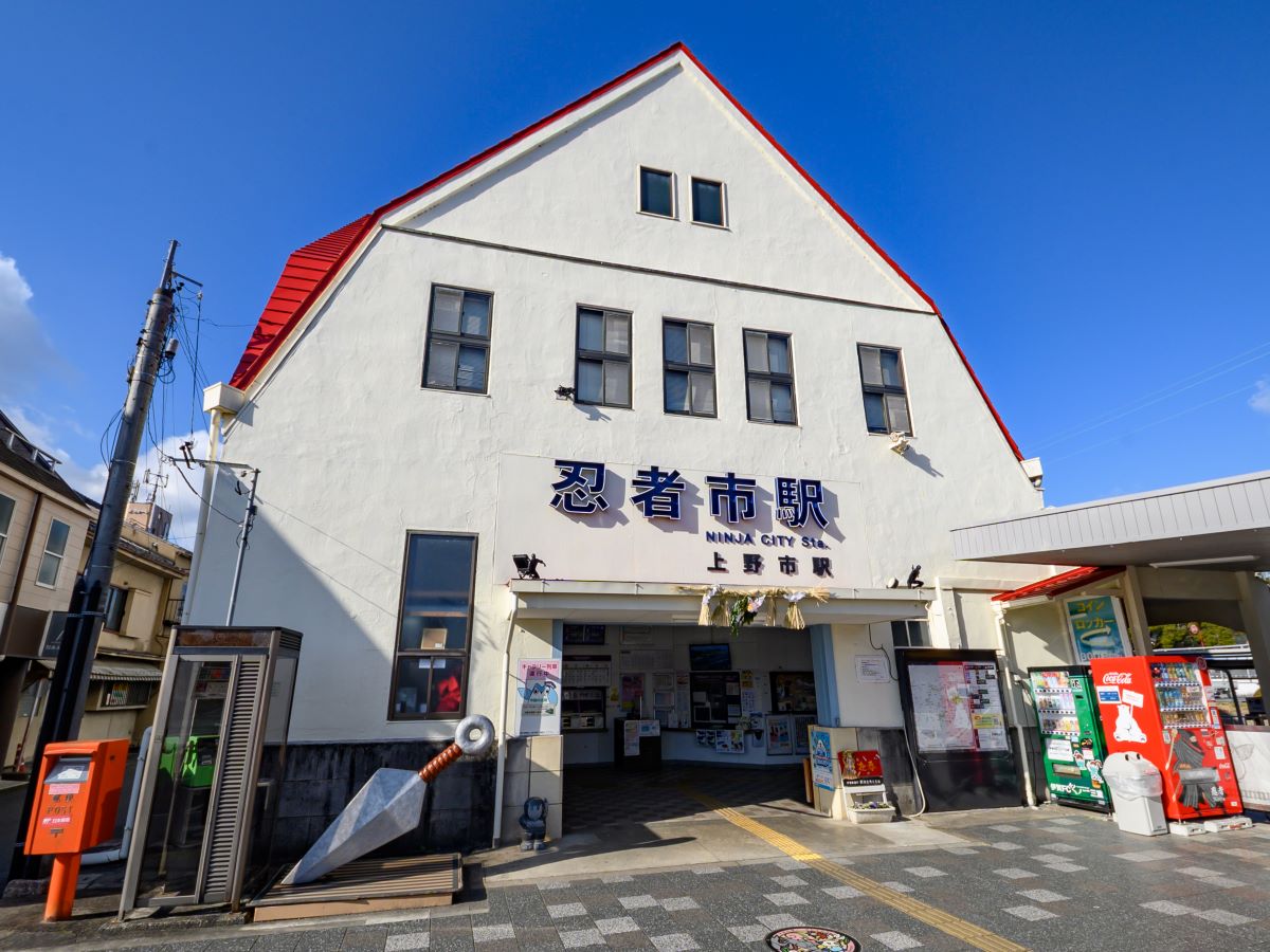 伊賀鉄道 上野市駅まで約900m（徒歩12分）　JR西日本の関西本線と、当駅を起点とする伊賀鉄道伊賀線の接続駅です☆
