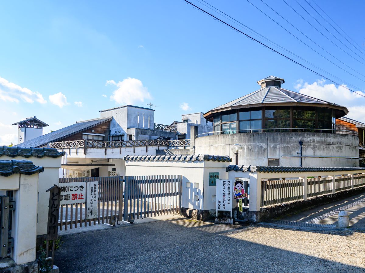 伊賀市立 上野西小学校まで約950m（徒歩12分）　全校生徒630人強、1学級30人前後、1学年3～4学級あり、伊賀市内では一番児童の多い小学校です！（※調査年度：2023年5月1日）