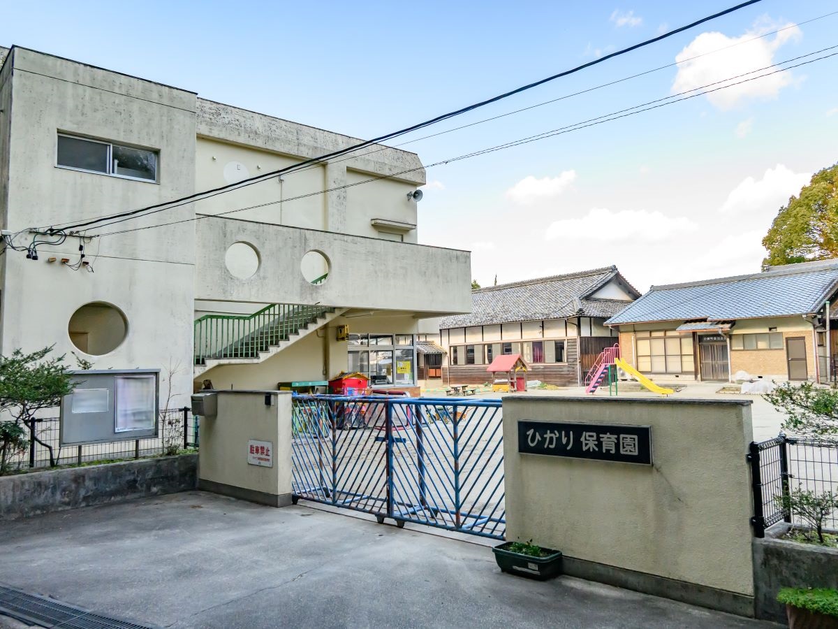 ひかり保育園まで約1.2km（徒歩15分）　まちなかにありますが広い園庭があり、上野公園の北西に位置するため、上野公園に散歩に出かけたり自然を体験できる保育園です☆