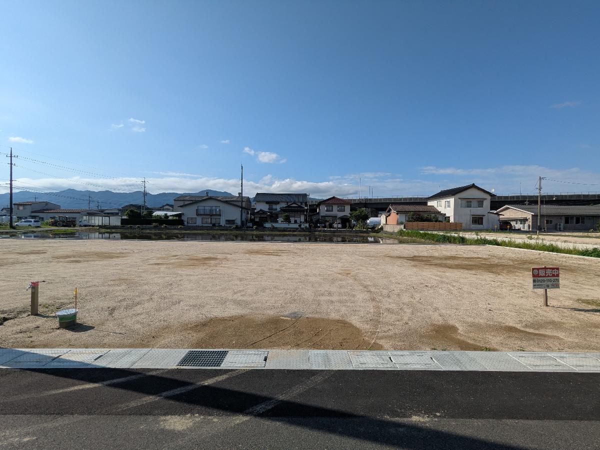 区画3：171.12㎡(51.76坪)　大通りから一歩入った閑静な住宅街で、お子様ものびのびと過ごせます。　