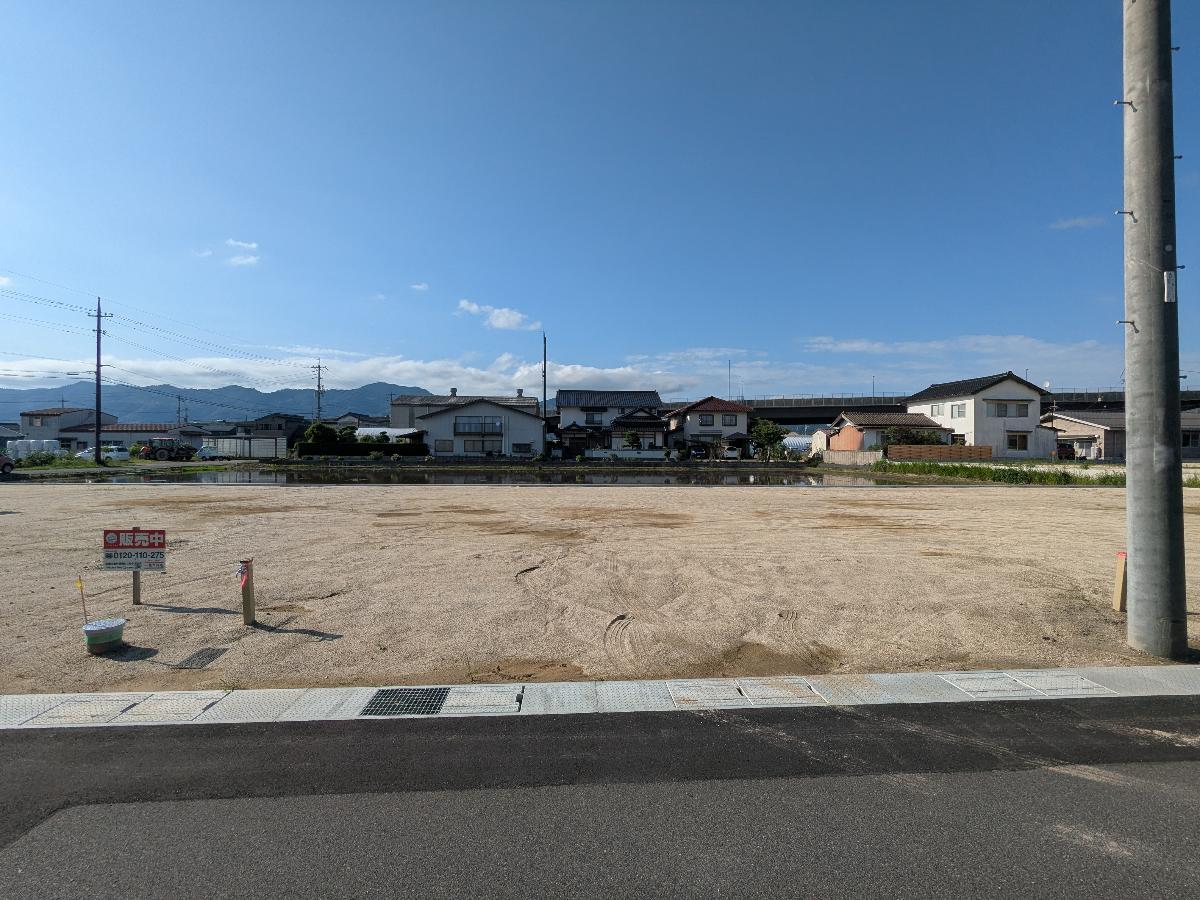 区画2：171.12㎡(51.76坪)　　車の通りも少なく、小さなお子様からシニア世代まで安心して暮らせます。　
