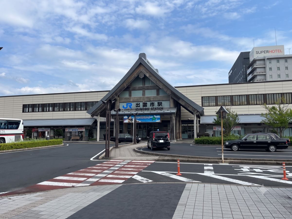 JR「出雲市」駅まで約2.8km（徒歩35分／車で約8分）　一畑電車北松江線の電鉄出雲市駅も隣接しており、様々な方面へのアクセスが快適です。毎日の通勤・通学はもちろん、休日のお出かけもスムーズです。