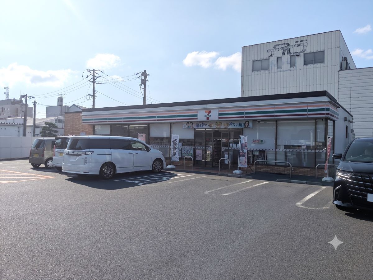 セブン-イレブン 出雲大津新崎2丁目店まで約1.2km（徒歩15分／車で約3分）　急なお買い物に便利です。お惣菜・冷凍食品も販売していて、お忙しい中での奥様の時短に一役買ってくれそうです。