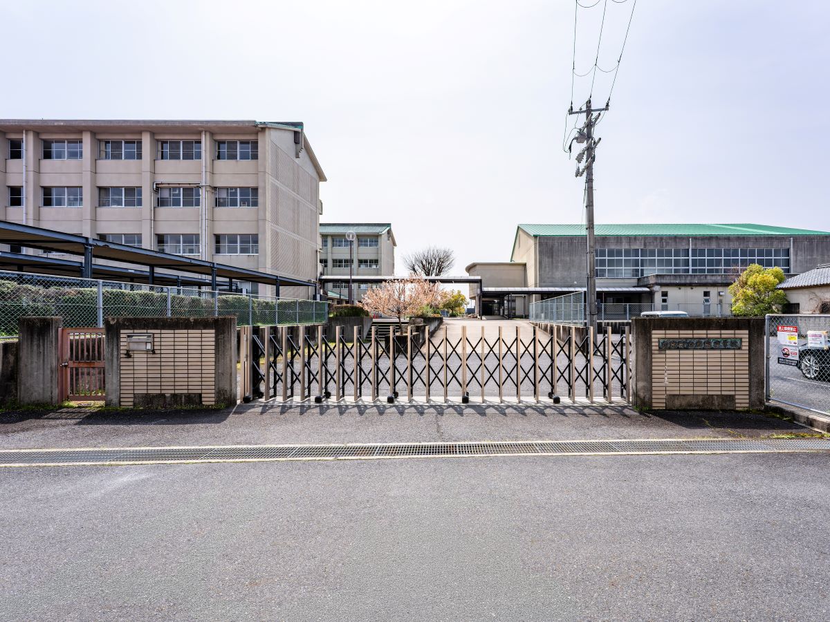 広陵町立広陵中学校まで約160m（徒歩2分）　お子さまの成長が著しいのが中学時代ですね。部活動に励んだり、勉強をがんばったり、大人になる第一歩を学ぶ場所です。