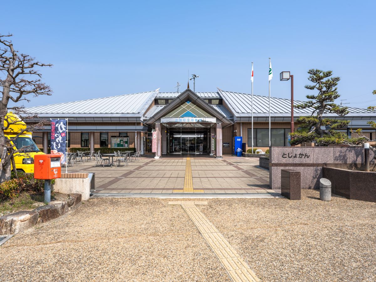 広陵町立図書館まで約1.2km（徒歩15分）　図書館では、おはなし会や図書館講座などのいろいろな行事を行っています。