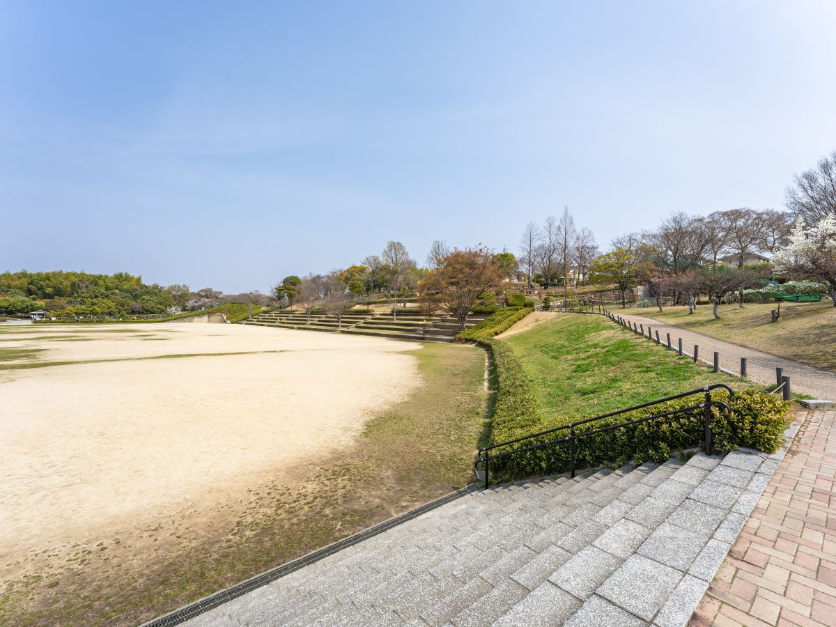 竹取公園まで約1.2km（徒歩15分）　ちびっこゲレンデではそり遊びが楽しめます。古代住居広場や学びの森もあり1日遊べそうですね！
