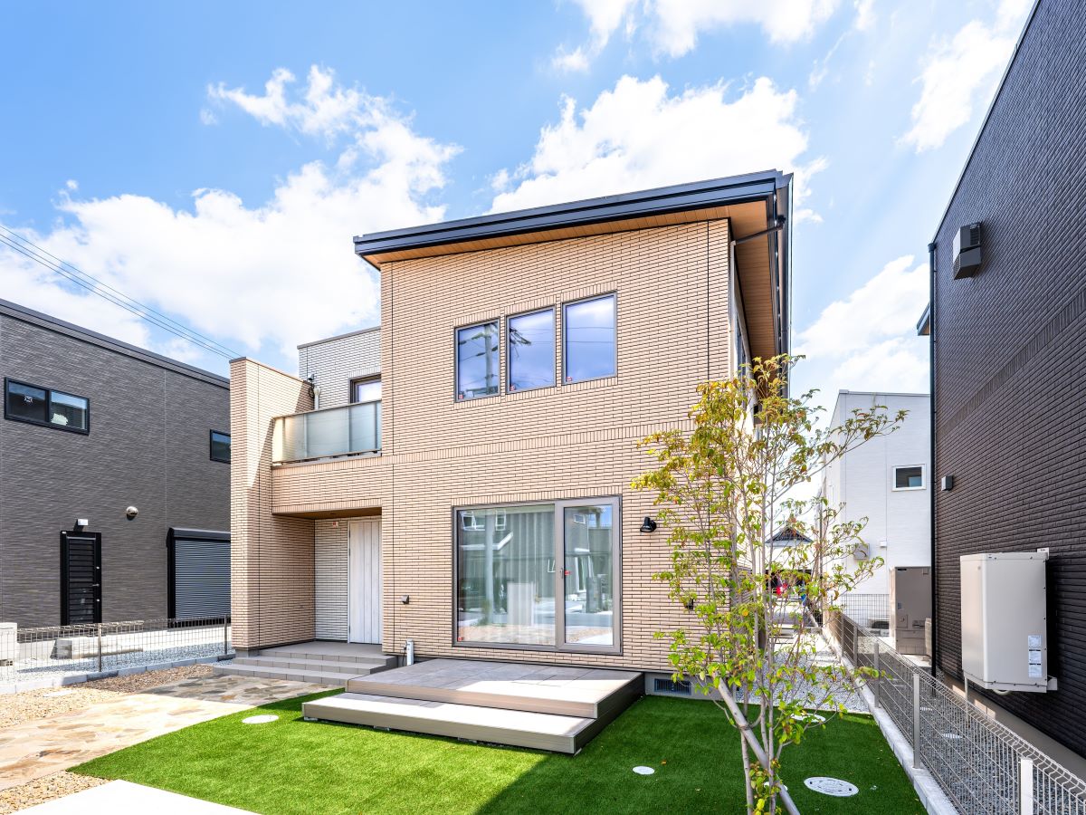 広陵町三吉 モデルハウス 区画番号No.宅地C ホワイトとピンクのタイルが青空に映えますね！