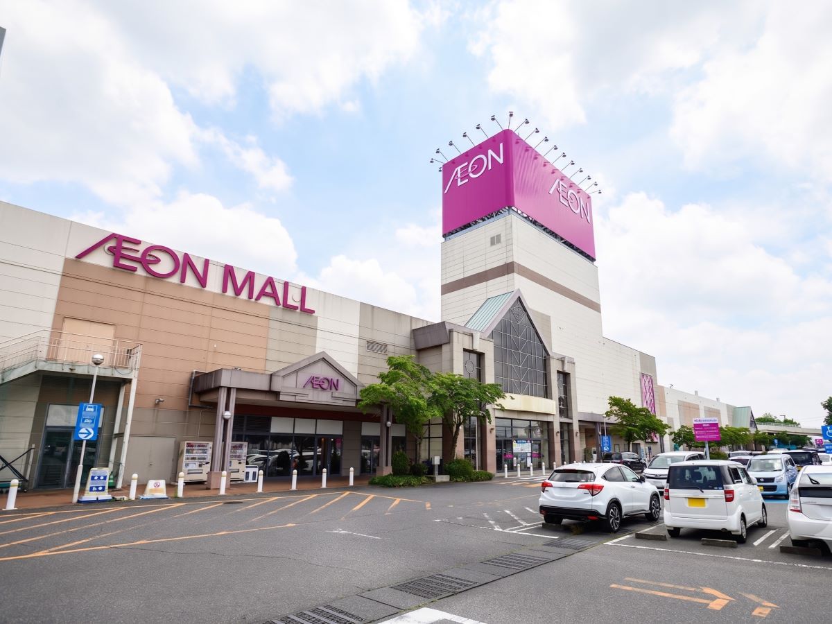 イオンモール小山まで約1km～1.3km（徒歩13分～17分／車で約3分）　ファッションなどの専門店街だけでなく、飲食店やアミューズメントなどご家族で来て楽しめる小山市内のショッピングモールです。