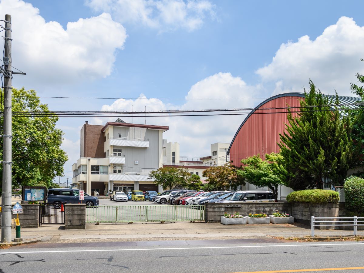 小山市立大谷北小学校まで約2.4km～2.7km（徒歩30分～34分／車で約5分）　「元気なあいさつが響く学校」子供の笑顔があふれ、瞳が輝く学校」「地域とともに歩む、開かれた学校」を目指す学校像に掲げている小学校です。6年間での成長が楽しみですね！