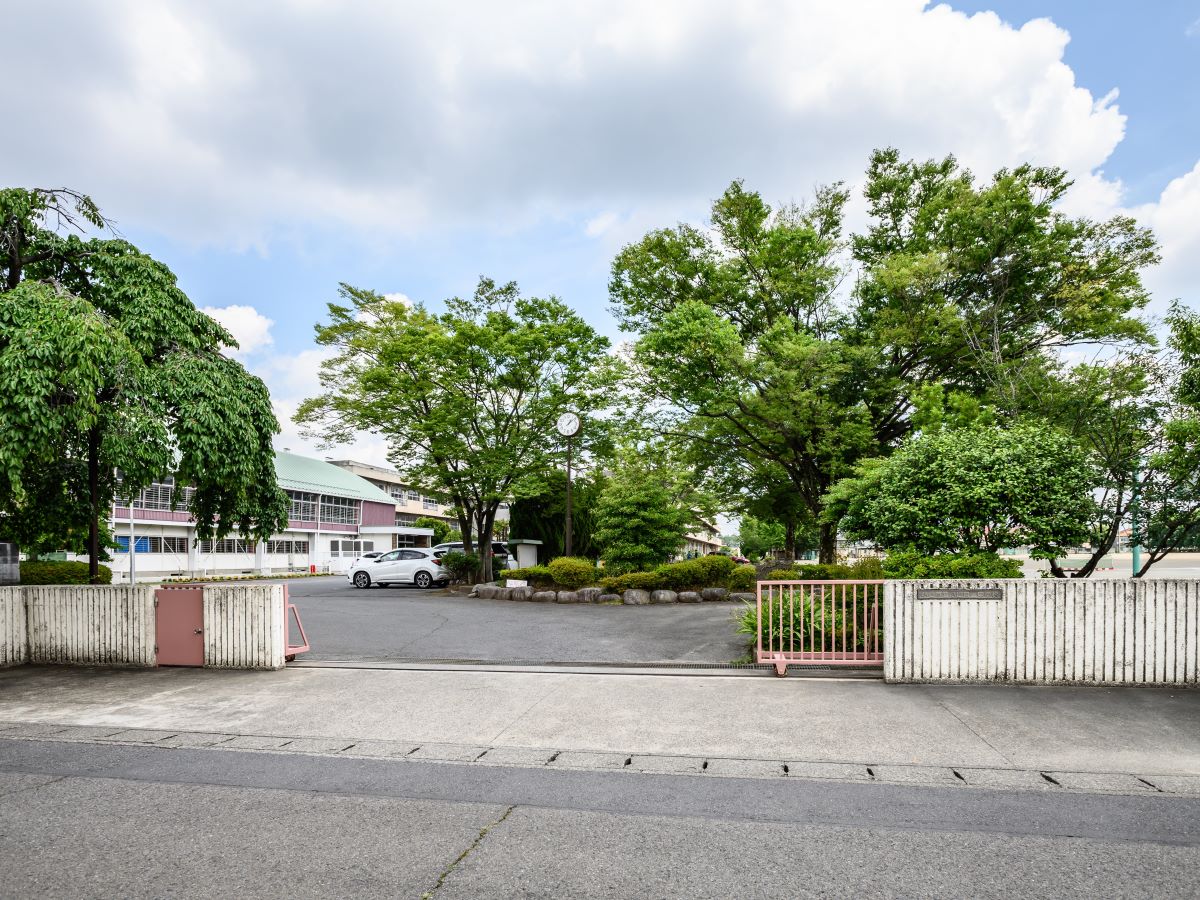 小山市立小山第三中学校まで約1.9km～2.2km（徒歩24分～28分／車で約5分）　一学年200人を超える中学校です。勉強もスポーツもお友達と切磋琢磨し、成長を育む日々がおくれそうですね！(※調査年度：2026年5月1日)