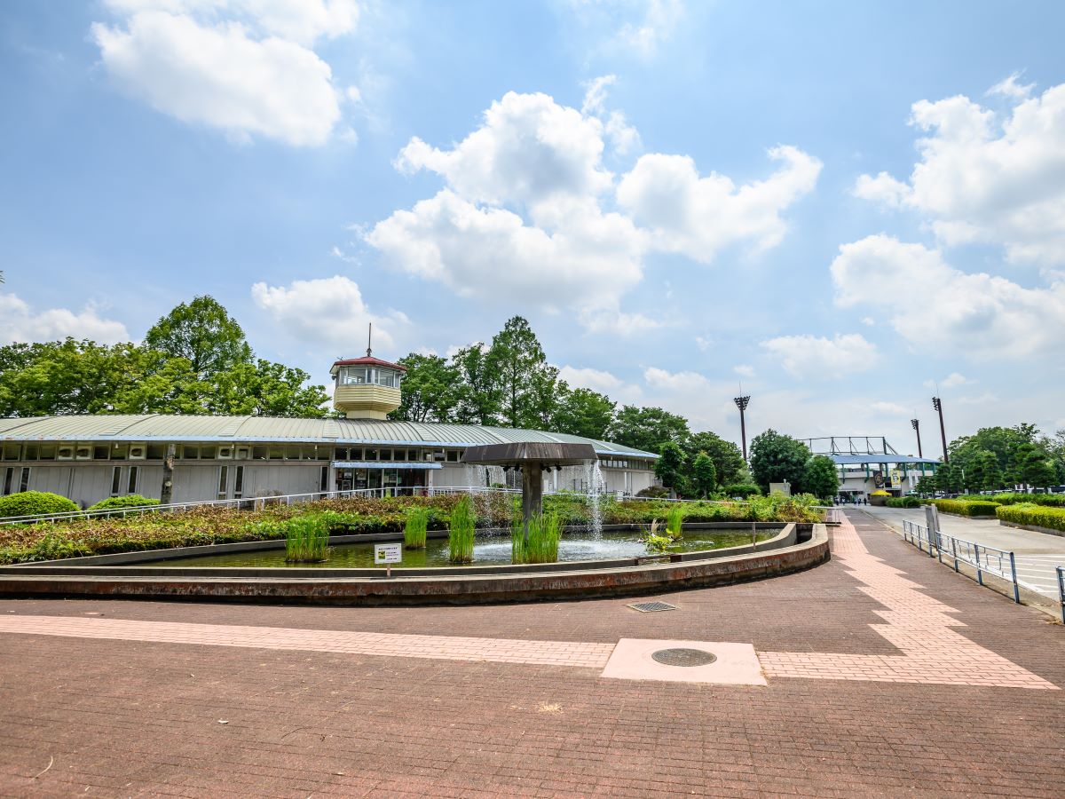 小山運動公園まで約1.1km～1.4km（徒歩14分～18分／車で約3分）　野球場や陸上競技場、テニスコート、わんぱく広場を備えたスポーツ複合施設です。複数の駐車場が整備されており、車でも利用しやすいです。