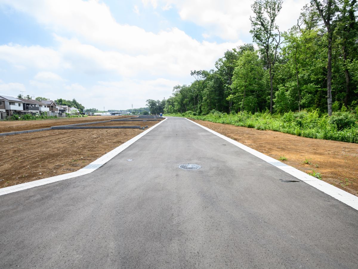 区画1～13の前面道路　道路幅約6mのため、車の出し入れも余裕をもってできます。　