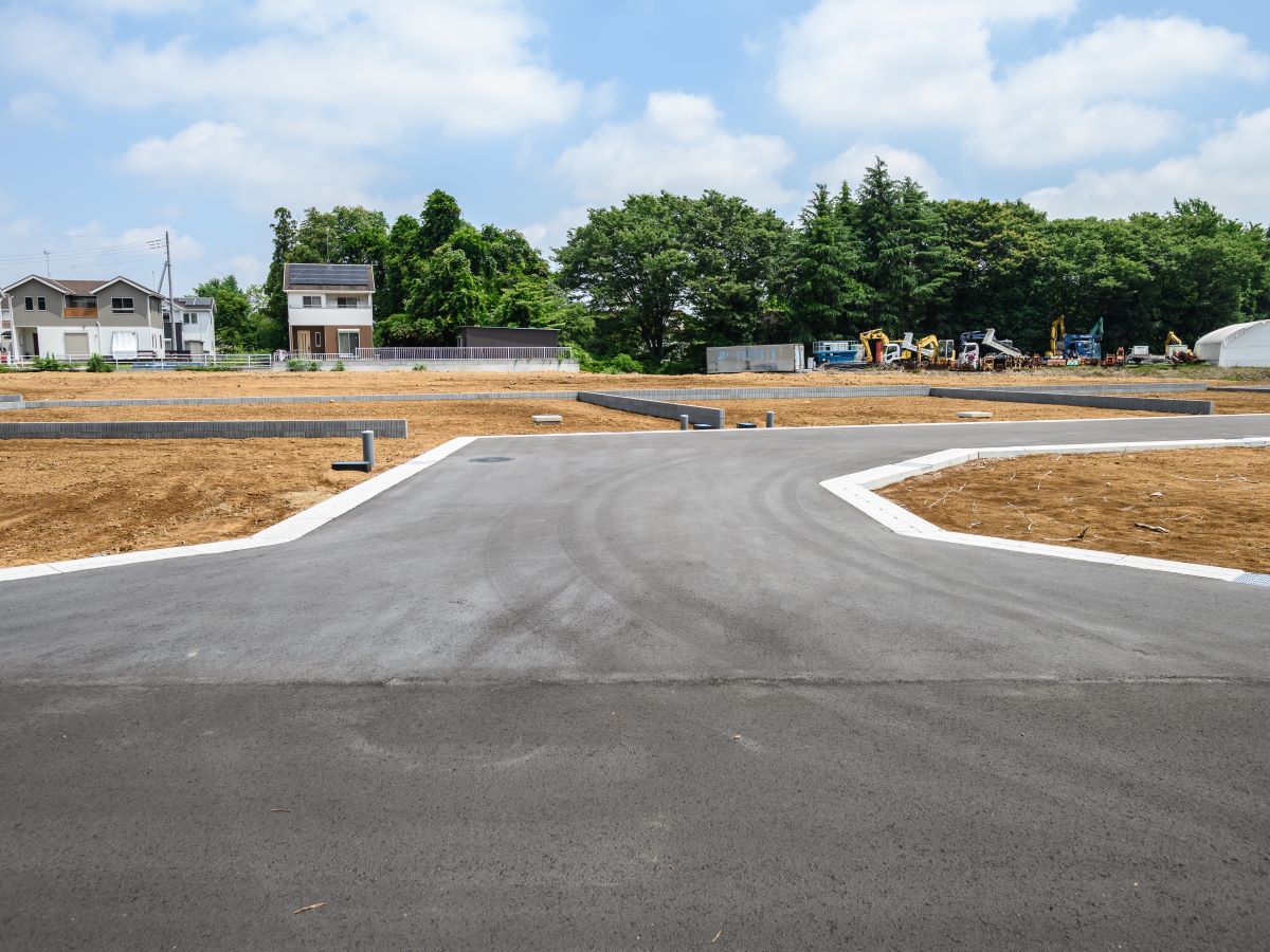 区画13、14南東道路　綺麗に整備されているので、小さなお子様とのお散歩も安心です♪　