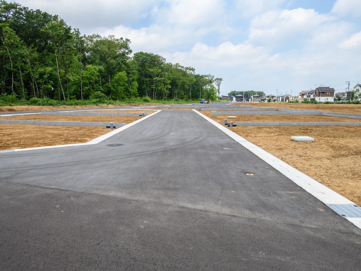 区画15～17前面道路　車のすれ違いも安心です！　