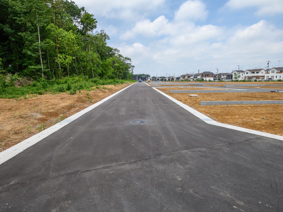 区画18～20の前面道路　コンビニも徒歩圏内！暮らしやすさがギュッと詰まった分譲地です！　