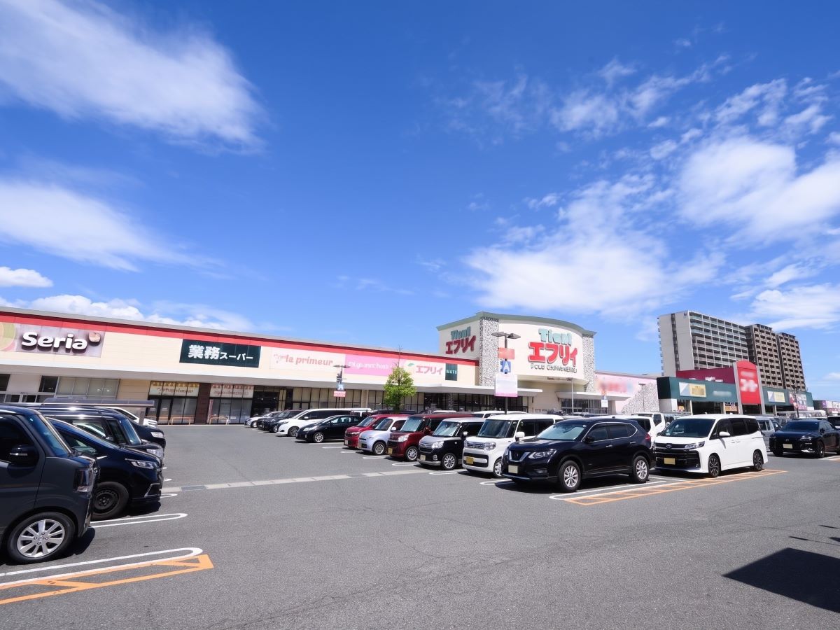 ココローズ 福山まで約750m～800m（徒歩10分）　スーパー(Tient エブリイ 緑町店)をはじめ、ドッグストア(スーパードラッグひまわり ココローズ福山緑町店)や100円ショップ(Seria cocorose福山店)、ホームセンター(ユーホー 緑町店)などが敷地内に集まっている商業施設です。※店舗により営業時間が異なる場合があるため、詳細は公式HPをご確認ください