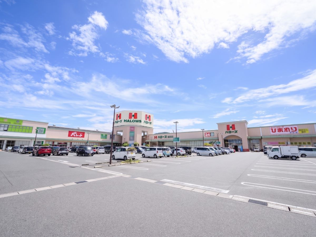 ハローズみどり町モールまで約1km（徒歩13分）　24時間営業のスーパー(ハローズ 緑町店)を中心に、衣料品店(パレット ハローズみどり町モール店)や飲食店(讃岐うどん むらさき 緑町店)、病院(リアン歯科クリニック)などのテナントが入っているショッピングセンターです！　※営業時間は店舗により異なるため、詳細は公式HPをご確認ください。