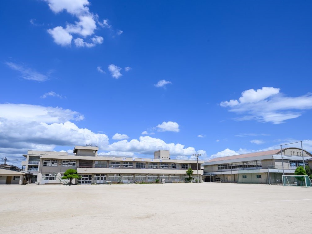 福山市立川口小学校まで約750m（徒歩10分）　「たてわり班活動」や児童会主体の学校行事が行なわれていて、児童同士の交流が盛んです。