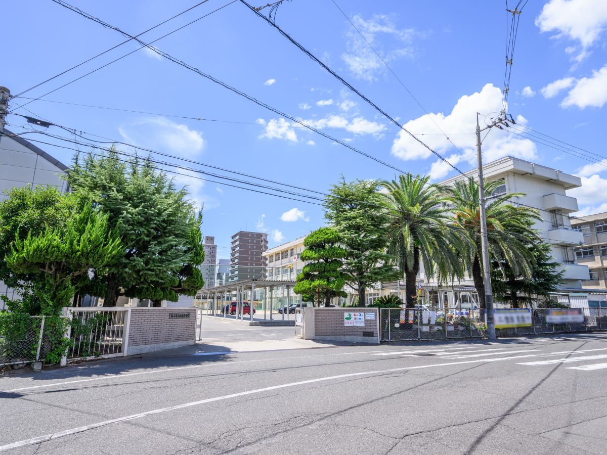 福山市立城南中学校まで約1.3km～1.4km（徒歩17分～18分）　学校教育目標を「自律～自分で考え、決めて、選ぶ～」と掲げています。生徒会活動や学校行事を通して、生徒が主体的に挑戦し、仲間と協働しながら成長できる取り組みを行なっています。