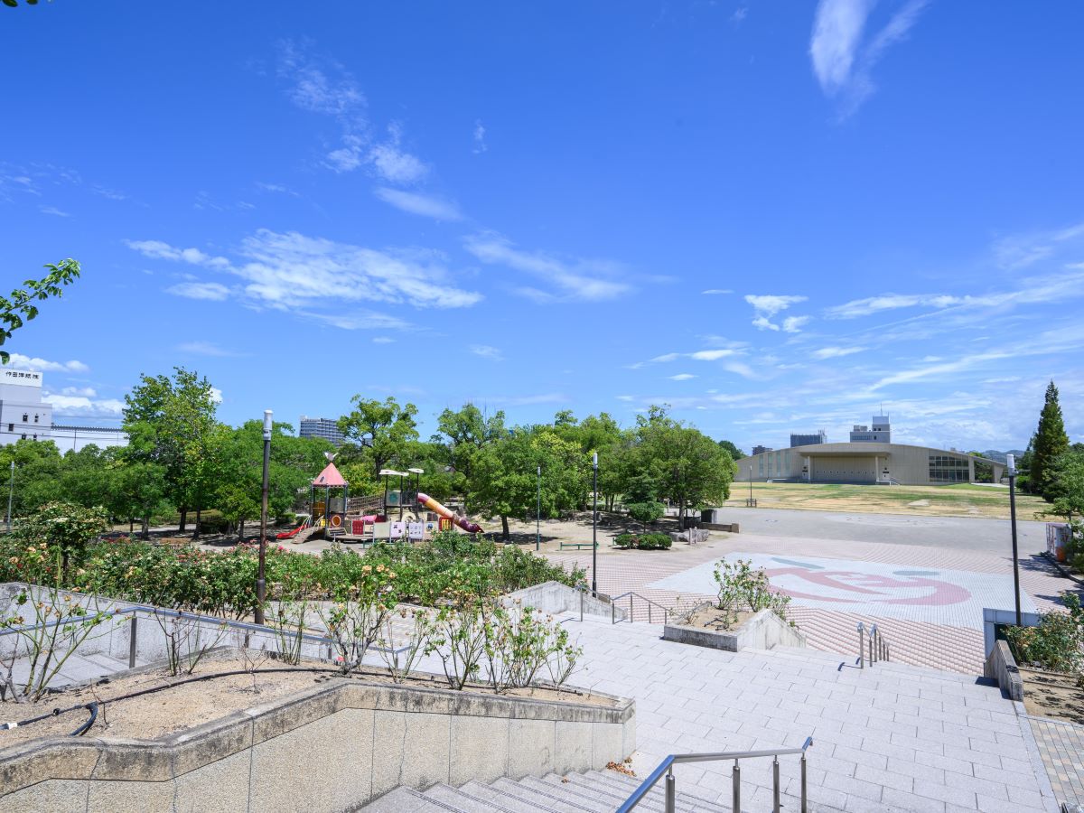 緑町公園まで約600m（徒歩8分）　市の花「ばら」を中心に，防災機能を備えた総合公園。330種類・約5100本のばらが植えられ、毎年5月・10月には、ばらが咲き乱れます。160台(普通車)停められる駐車場もあります。【駐車場 時間】8:00～22:00は2時間まで無料、その後有料