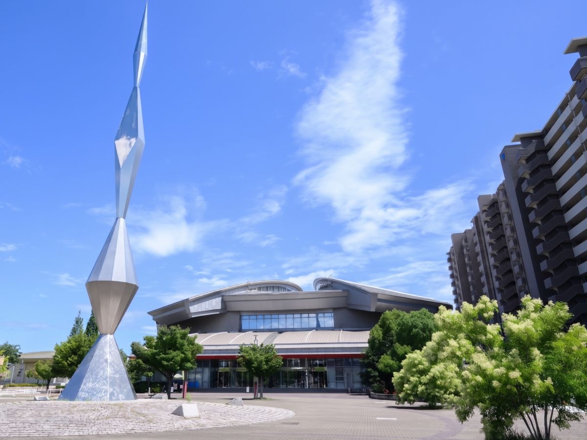 福山通運ローズアリーナまで約550m～600m（徒歩7分～8分）　夏季は、屋内の50ｍプール（水深0m～2m）としてこどもから大人まで利用でき、10月には床パネルを敷きアリーナとして広く市民の皆さんも利用できる施設です。2025年には、通年で利用できる25mプールもオープンしました。【開場時間】9:00～22:00
