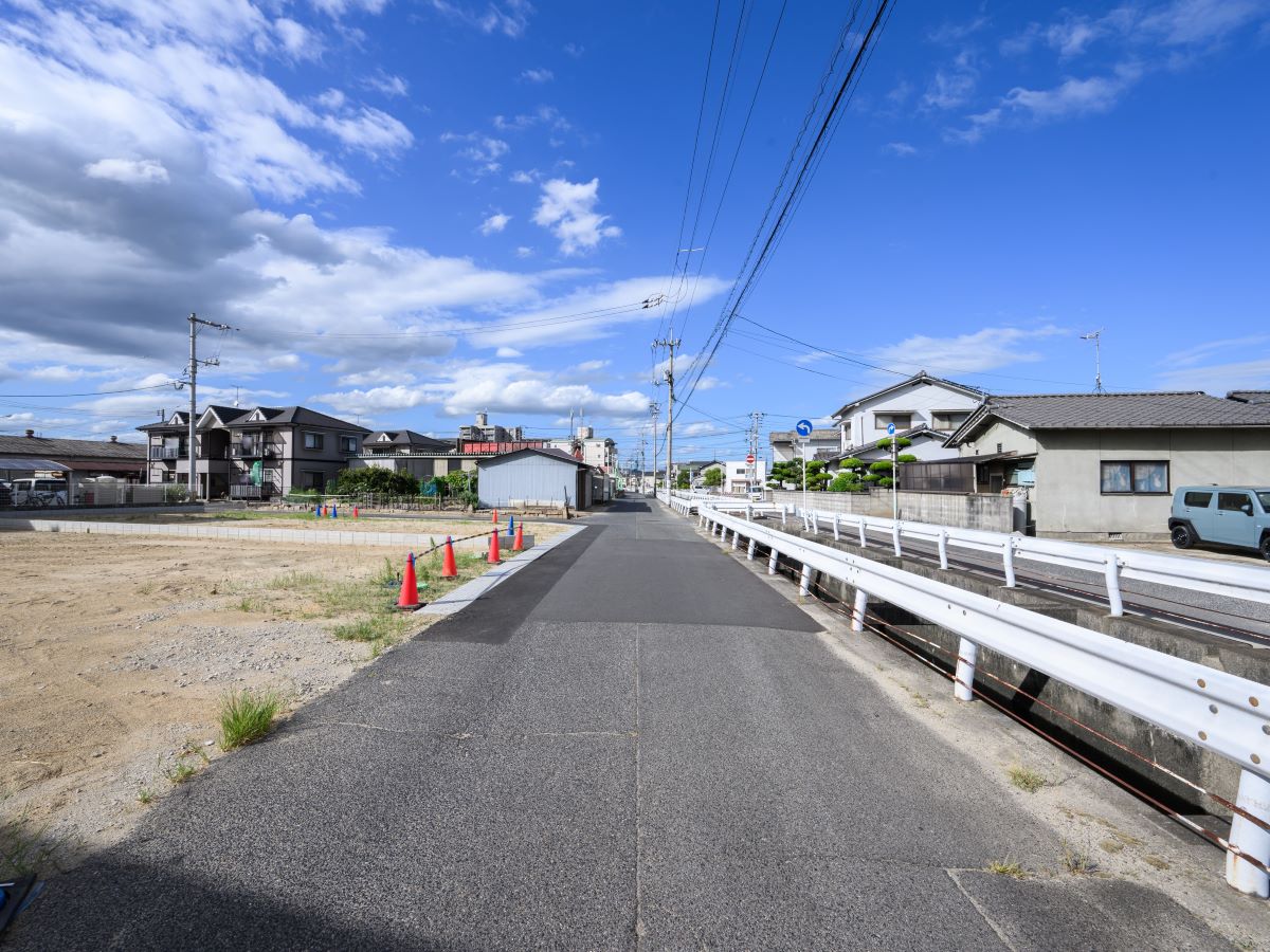 前面道路はしっかり整備されています！お子様とのお散歩もできますね♪(区画4付近から撮影)　