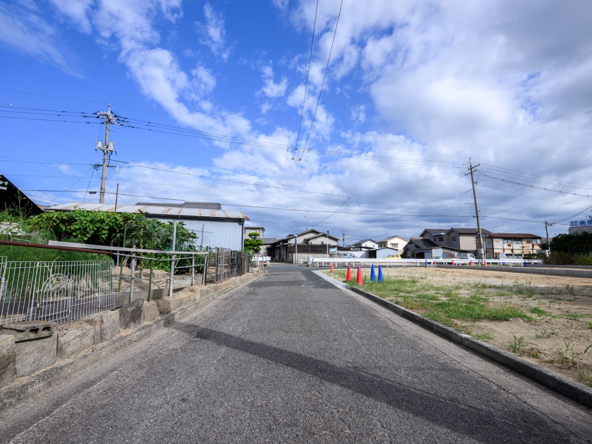 前面道路は約4mです。車通りが落ち着いています。(区画2付近から撮影)　
